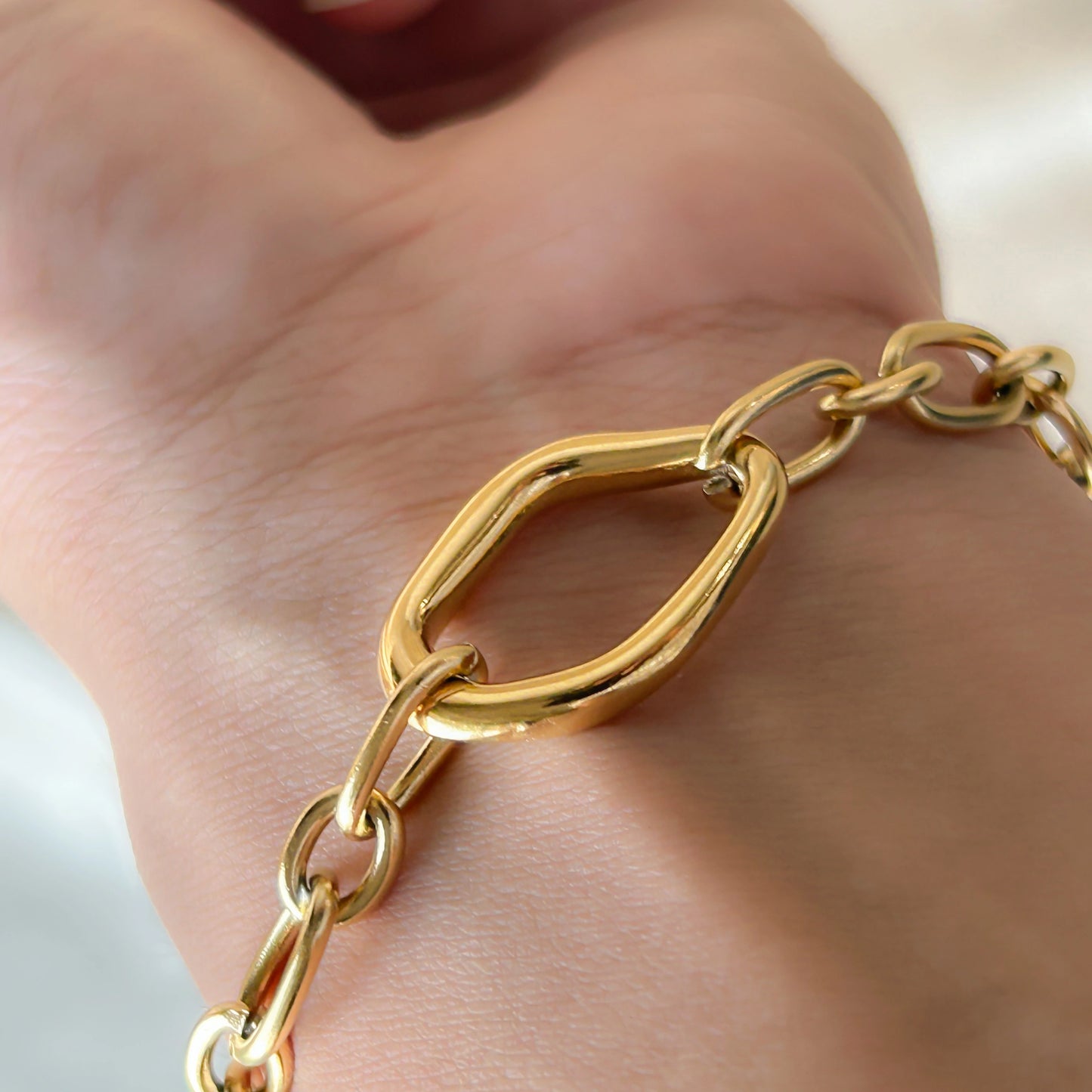 Hollow Loop Bracelet